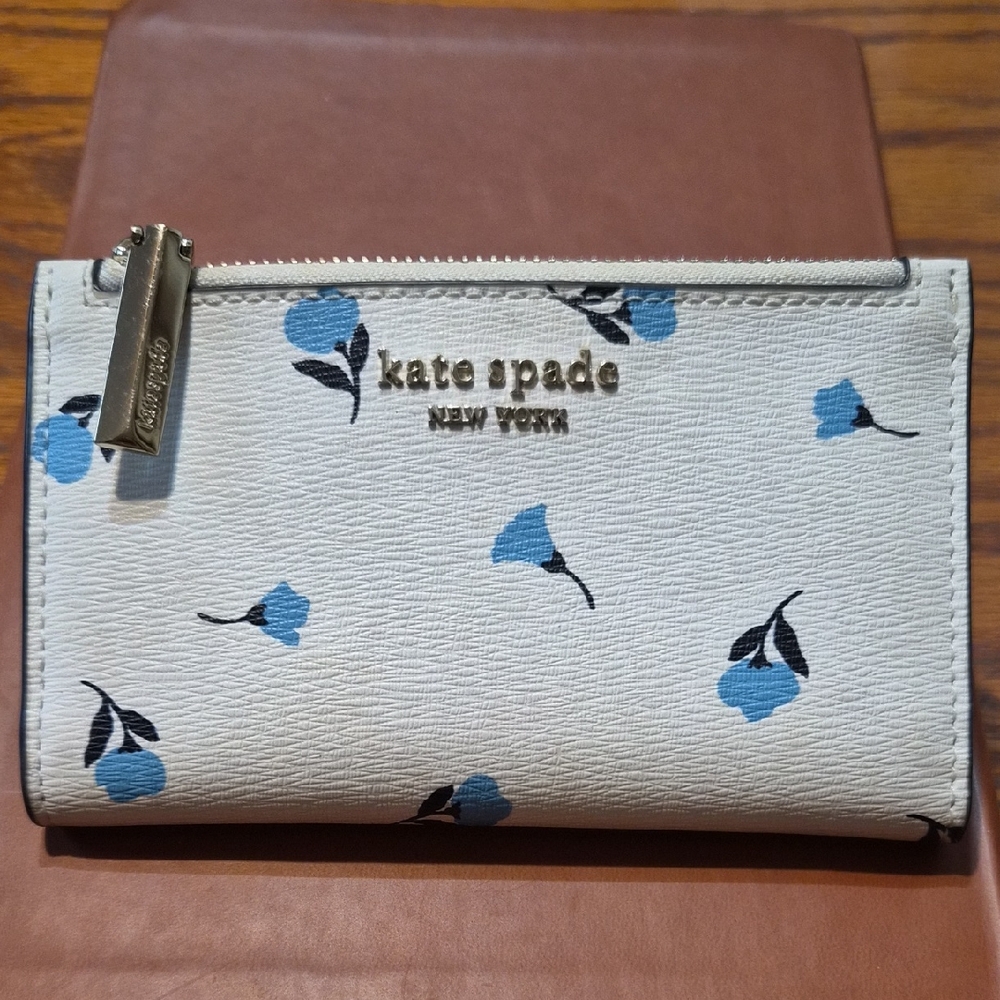 Kate Spade Ladies Wallet Baby Blue Flowers w/Ivory Background. Like New